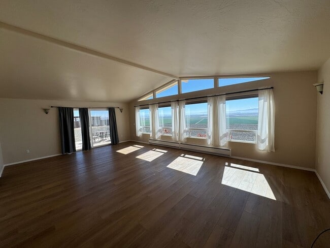 Building Photo - 3-Bedroom Home with Spectacular Views and ...