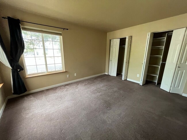 Building Photo - Great Condo Near Campus West