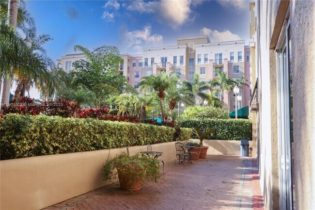 Building Photo - 520 SE 5 Ave