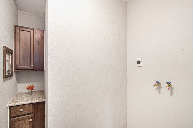 Building Photo - 9414 Rosehaven Dr