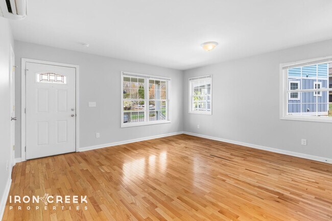 Building Photo - Charming Two-Bedroom Home in Woodfin with ...