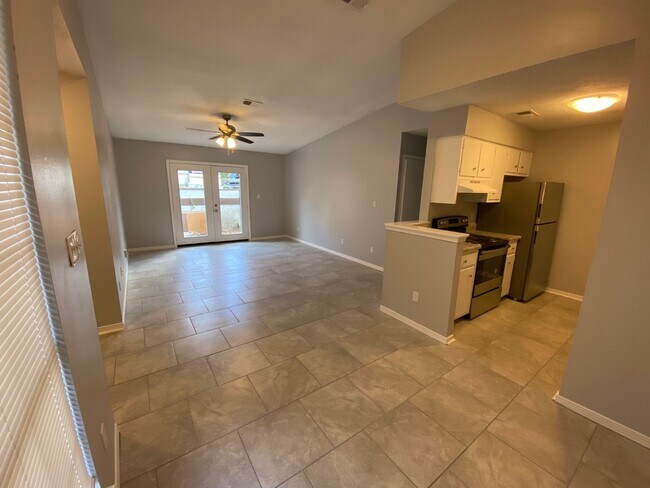 Building Photo - Convenient Northeast location!