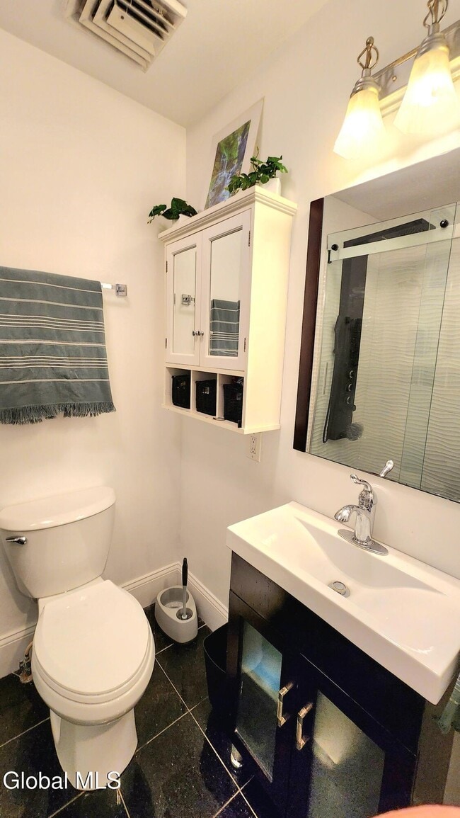 Building Photo - 76 Caroline St