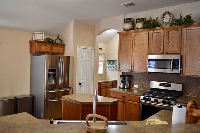 Building Photo - 600 Spanish Oak Terrace
