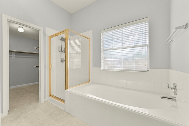 Building Photo - 313 Winding Oak Ln S