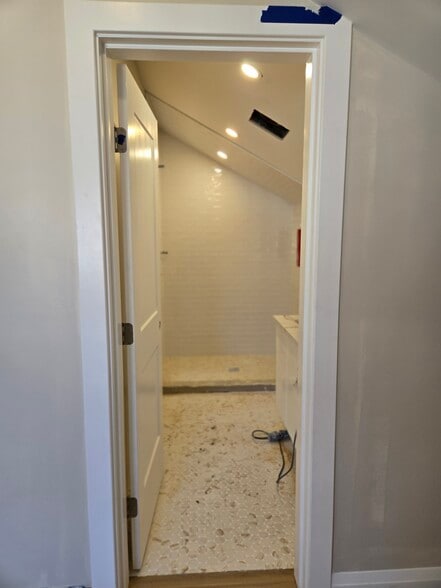 Building Photo - 114 E Side Pky