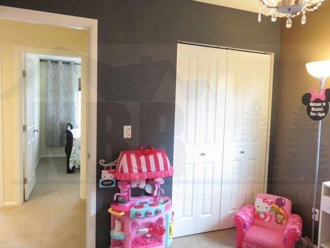 Building Photo - Beautiful 4 Bedroom Home located in a Gate...