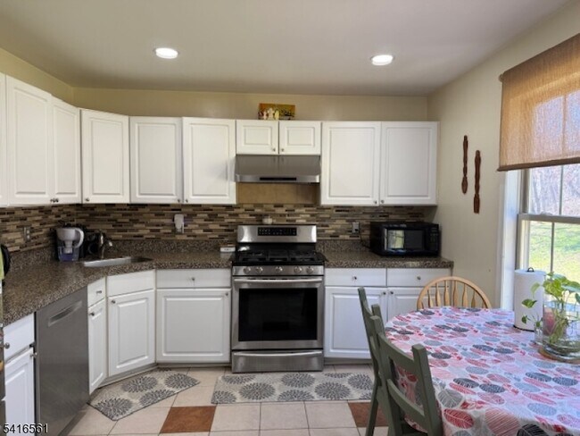 Building Photo - 1704 Bergen Ct