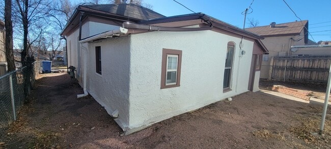 Building Photo - 2 bedroom 1 bath home