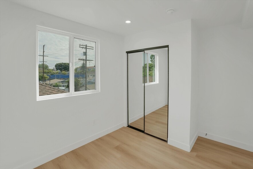 Building Photo - 2116 E 2nd St