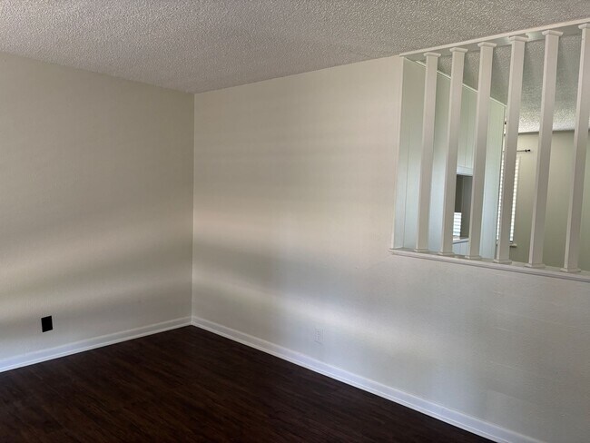 Building Photo - 4/1.5/1 Brick Home in Quiet South Sherman Neighborhood