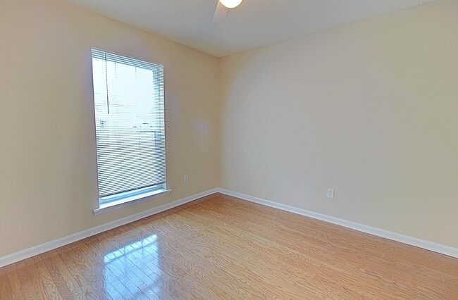 Building Photo - 948 Wedgewood Way