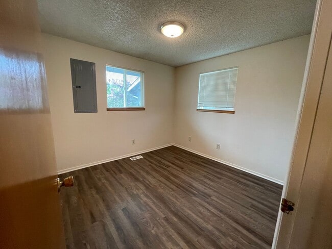 Building Photo - Adorable 2 Bedroom Home