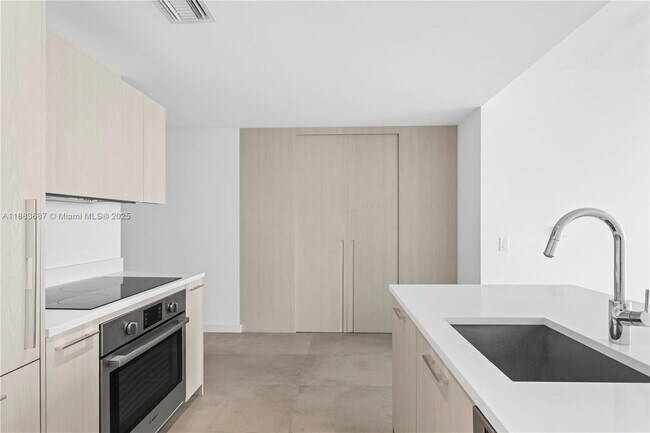 Building Photo - 501 NE 31st St