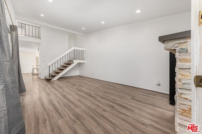Building Photo - 10415 Larwin Ave