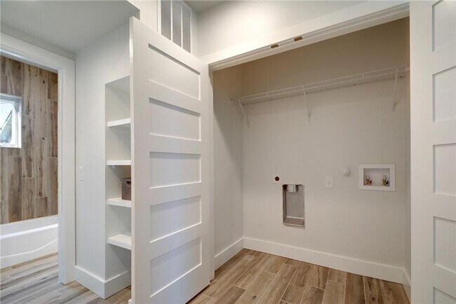 Building Photo - East Austin 2 Bed 2 Bath