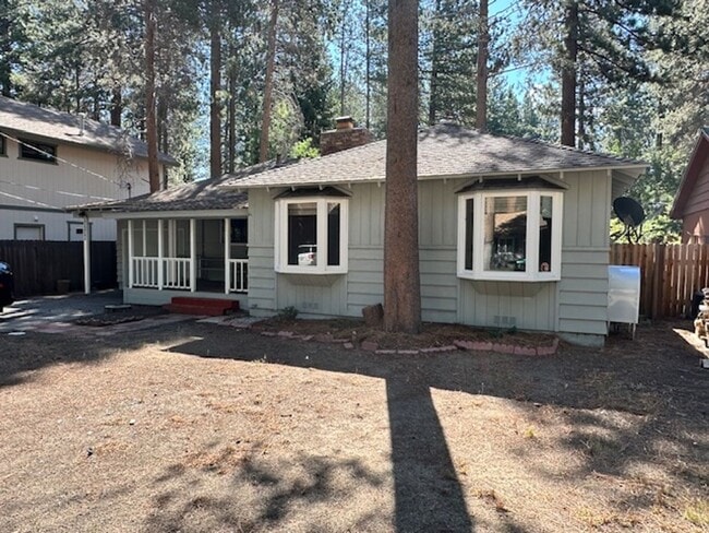 Building Photo - Single level home w/ 3Bd and 2 Ba! Availab...