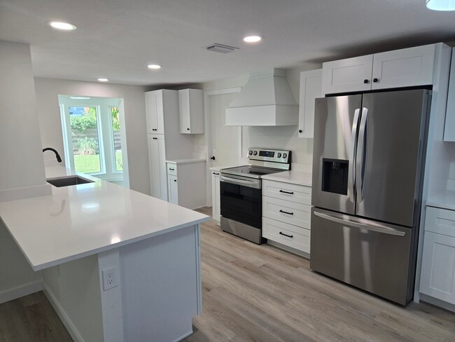 Building Photo - 3442 Fairview Dr