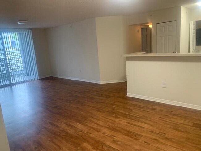 Building Photo - Spacious 3bed/2bath