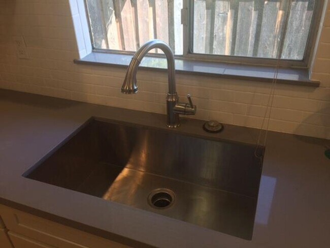Building Photo - 1676 Blue Jay Dr