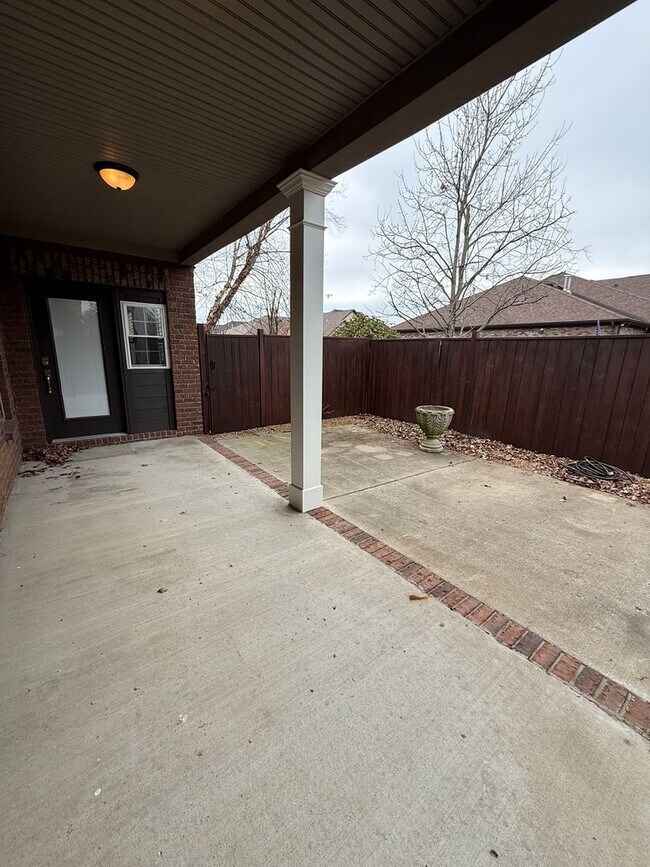 Building Photo - 3BR/3BA in Prime Gallatin Location with Lawncare Included