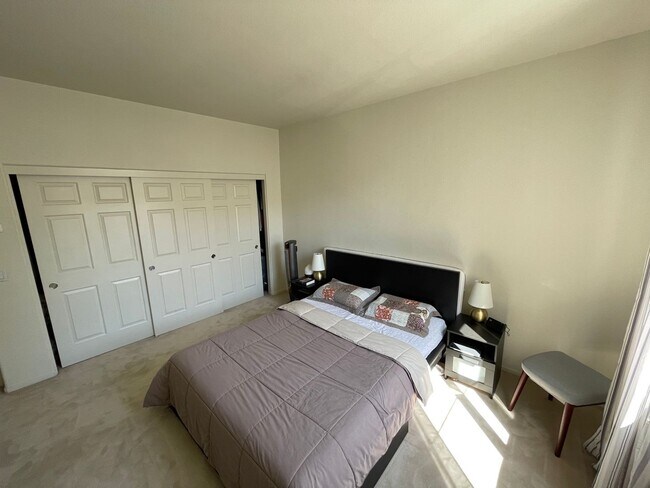 Building Photo - Rare Villagio 2 level townhome with garage and balcony, plus Den