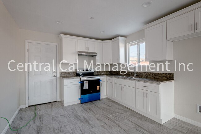 Building Photo - 1004 Padre St