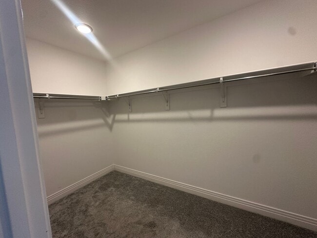 Building Photo - End unit FURNISHED Townhouse in Victory Ridge