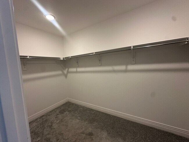 Building Photo - End unit Townhouse in Victory Ridge