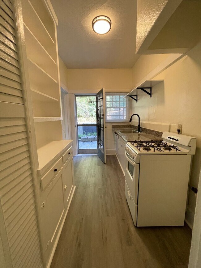 Building Photo - ECHO PARK studio ready to move in!!! Locat...