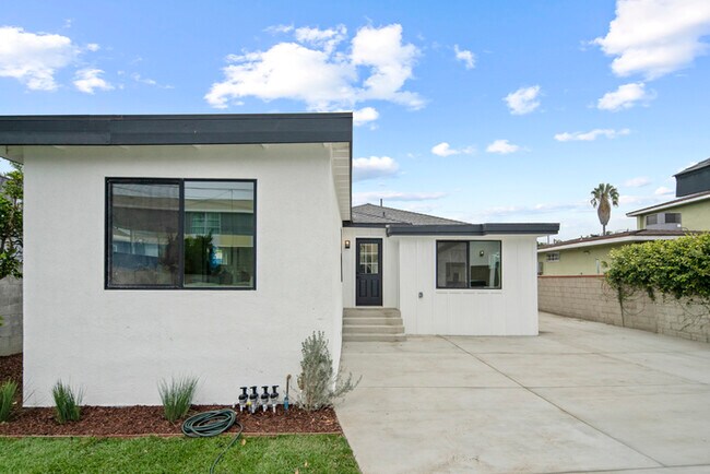 Building Photo - Charming Remodeled Craftsman w/ Modern Finishes in LA