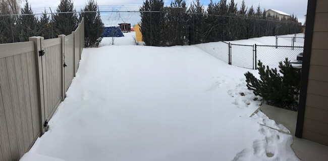 Building Photo - 1035 Road Runner St.