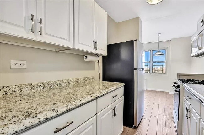 Building Photo - 1 BEDROOM APARTMENT AVAILABLE FOR RENT
