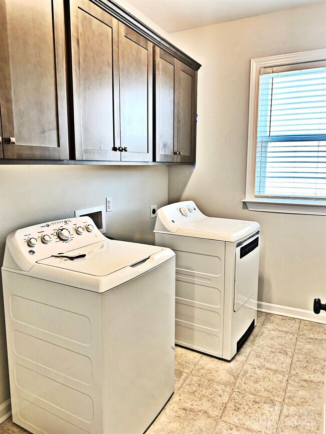 Building Photo - 7011 Kingfisher Way