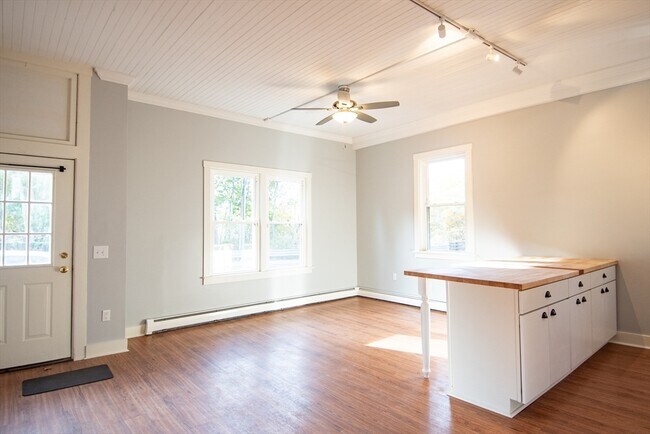 Building Photo - 3 Bridge St