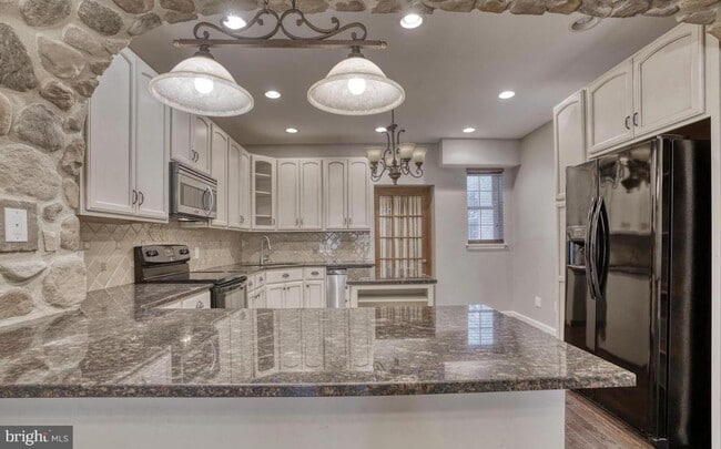 Building Photo - Amazingly renovated 3bd 2.5bth rarely avai...