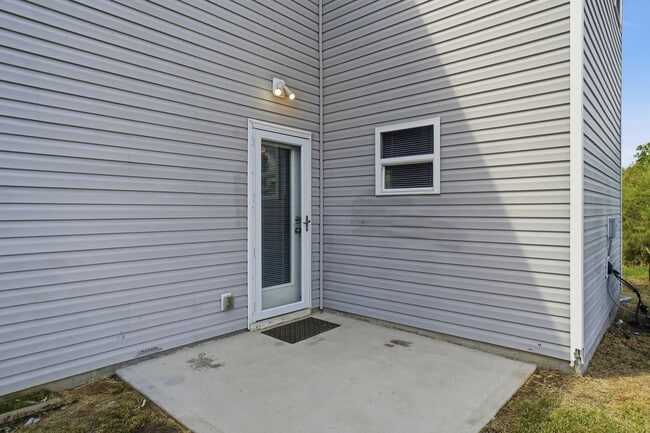 Building Photo - 4-bedroom with Water Front View