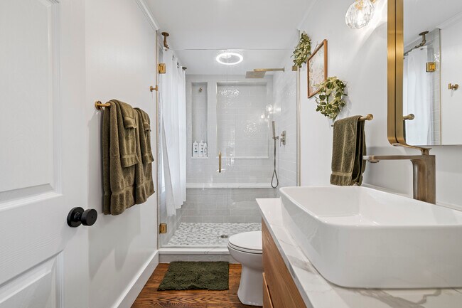 Master Bath - 3415 Pinehill Rd