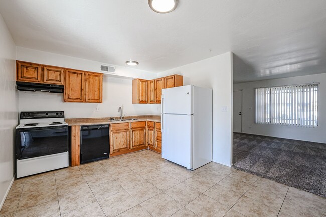 Building Photo - Value priced property in Central Peoria!