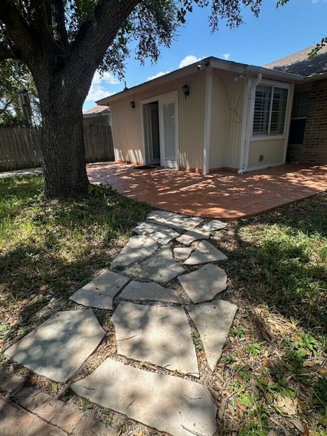 Building Photo - 2137 Mynah Ave