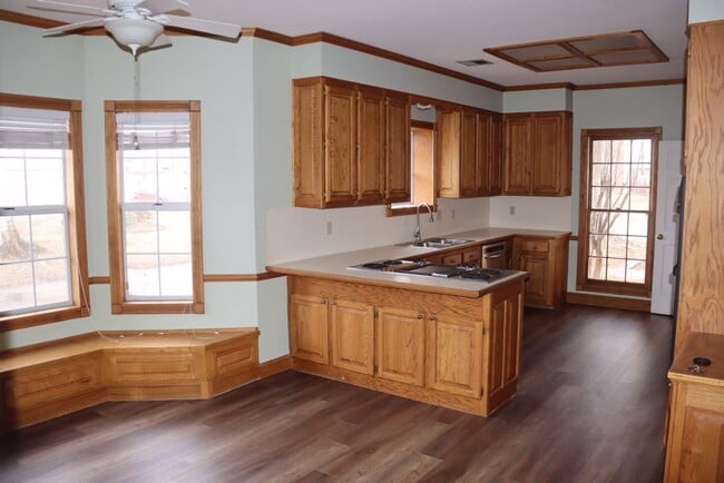 Building Photo - Large Single Family Home in Great Neighborhood