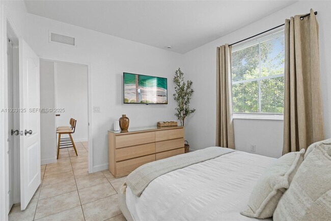 Building Photo - 2731 SE 17th Ave