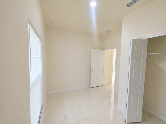 Building Photo - 1139 Chiefland St E