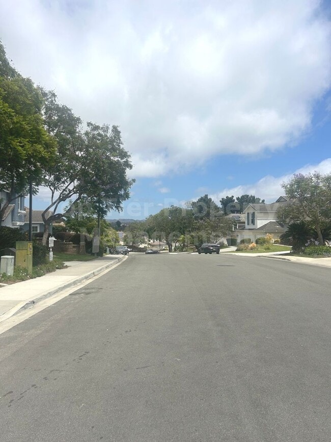 Building Photo - ***Gorgeous 4 bed / 3 bath / 2,585 sqft House in Calavera Hills - Available 07/01***