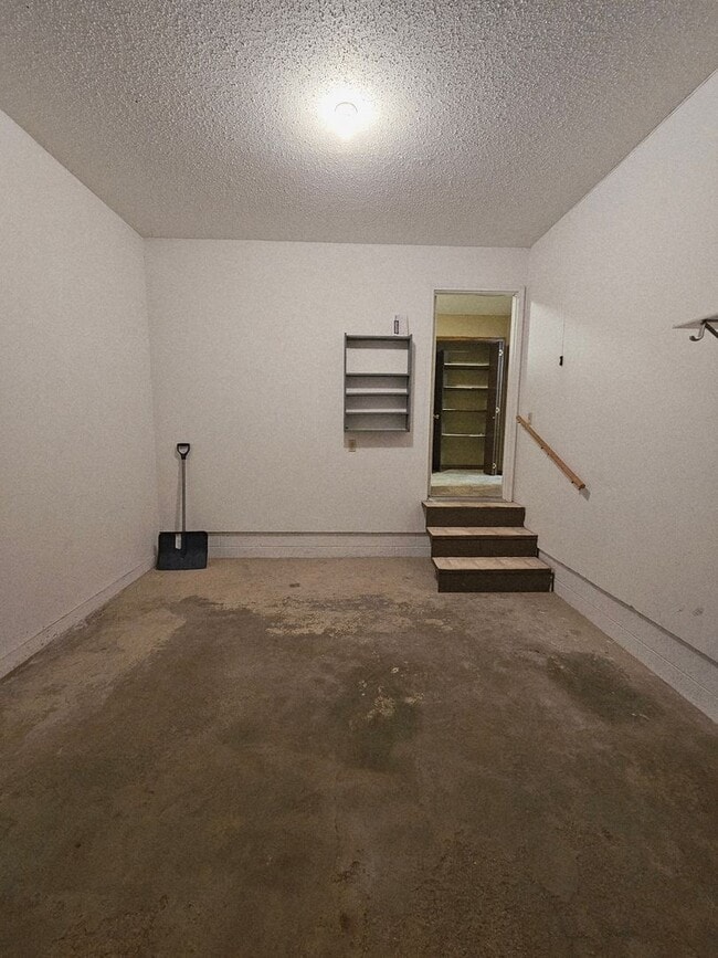 Building Photo - 2 BEDROOM | 1 BATH | SINGLE LEVEL | GARAGE...