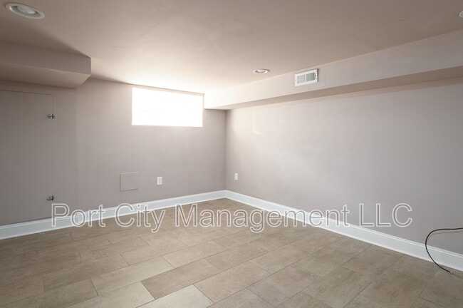 Building Photo - 724 S Ellwood Ave