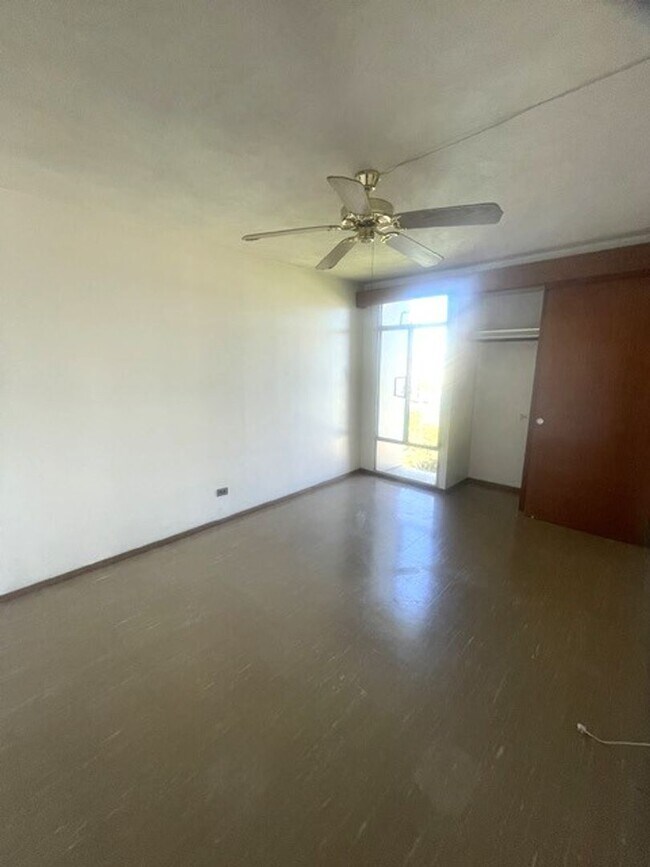 Building Photo - Queen Emma Gardens- King Tower Apt. # 1547