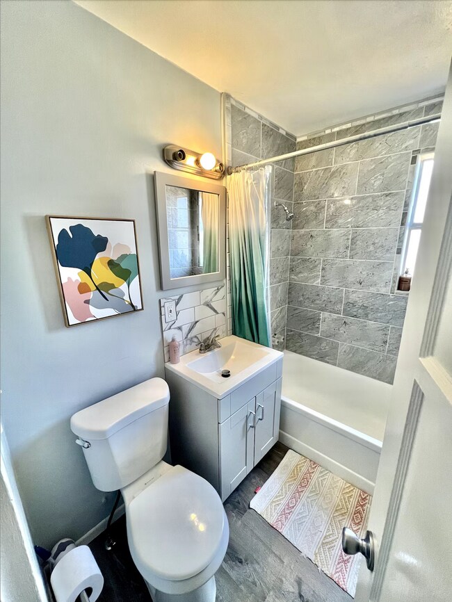Building Photo - Fully Furnished 2BR Home with Huge Yard & ...