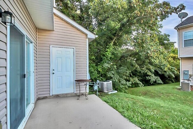 Building Photo - End Unit 3BD/2.5BA Townhome in Mill Creek!