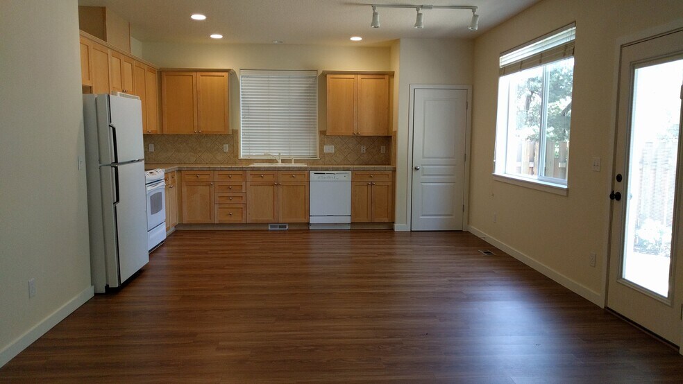 kitchen and nook area, without furniture - 325 NW 209th Ave